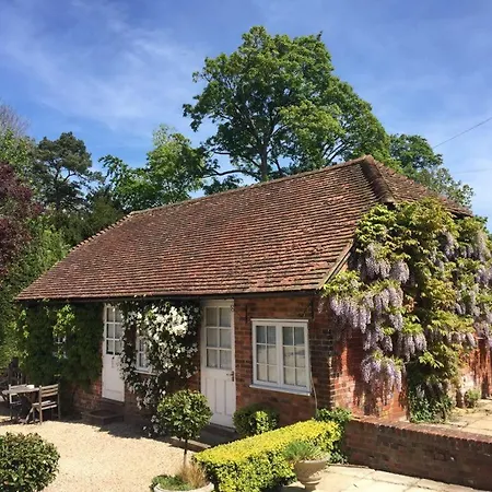 Charming One Bedroom Cottage Basingstoke Exterior photo